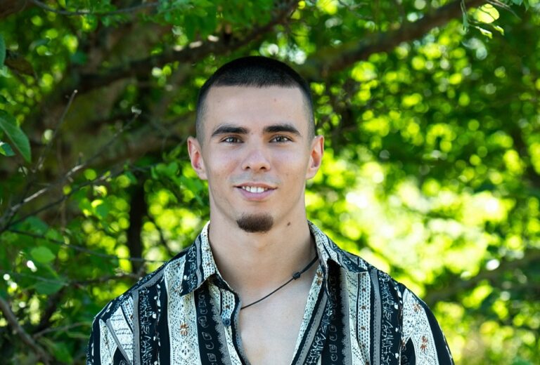 В Съвсем Различна Светлина! Добрин от Игри на Волята Взриви Мрежата с Тези Снимки