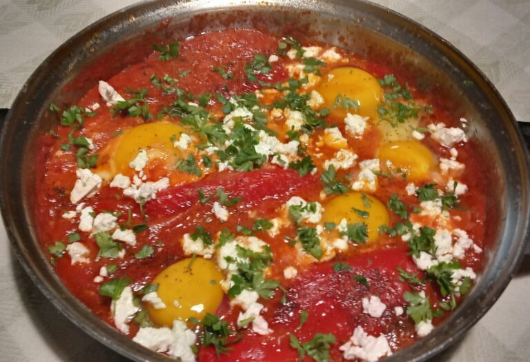 Пържени чушки с доматен сос, яйца и сирене