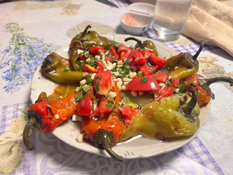 Салата от печени пиперки