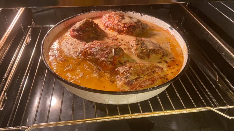 Червени пиперки с плънка от ориз – традиция в чиния