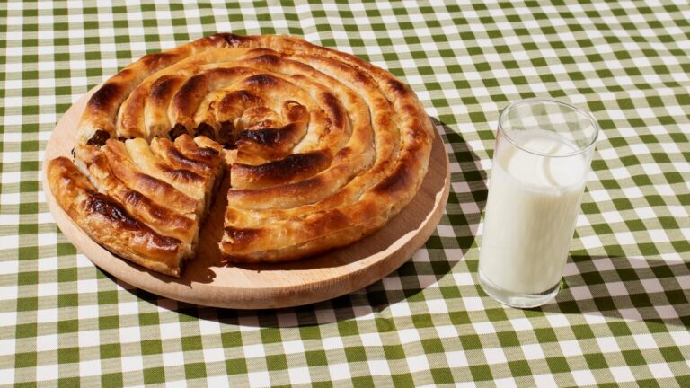 Вкусна и лесна баница със сирене и масло