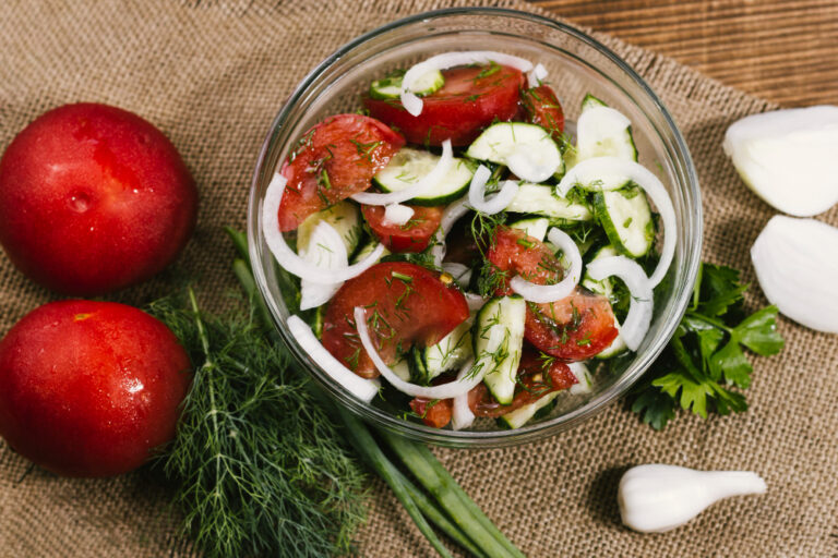 Свежа лятна салата с домати и краставици