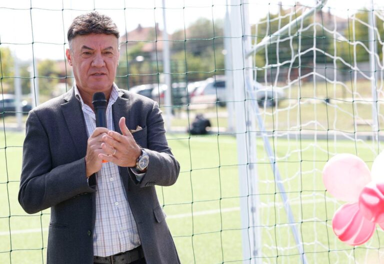 Сложни семейни отношения: Дъщерята на Боби Михайлов остава дистанцирана от майка си