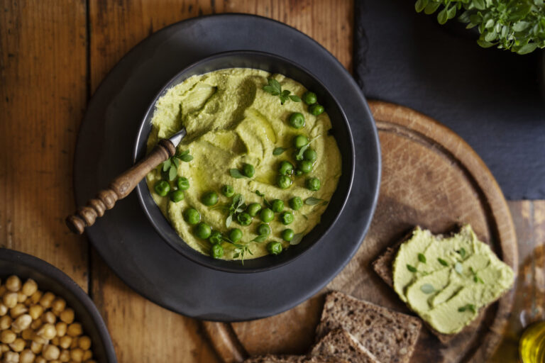 Рецепта за домашна разядка от тиквички с печени чушки и домати