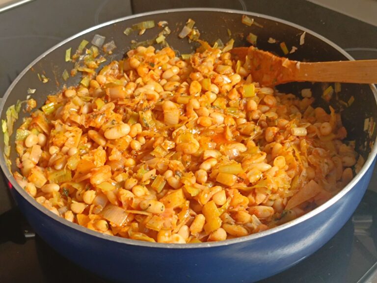 Рецепта за боб със зеле на фурна