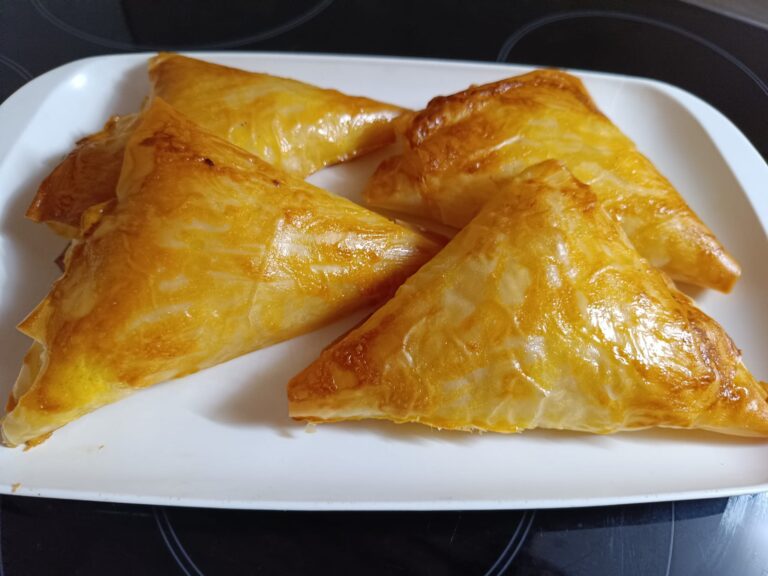 Лесна закуска – мини банички със сирене и кашкавал