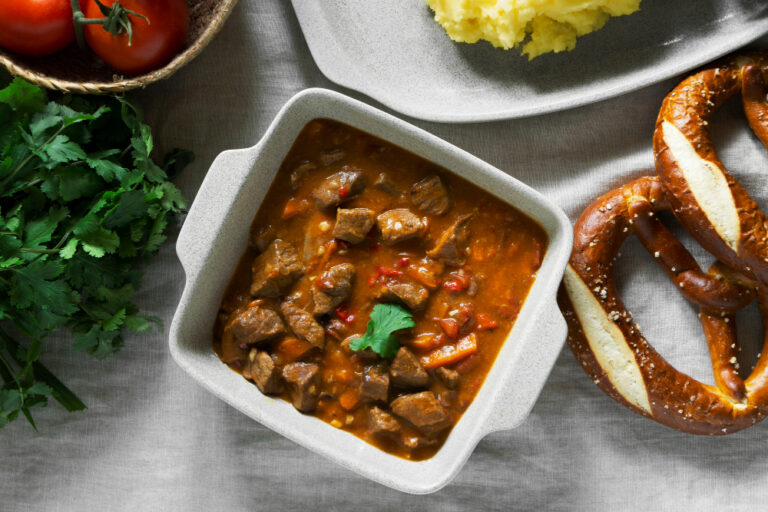 Вкусно зимно ястие със сушен колбас и зелева супа