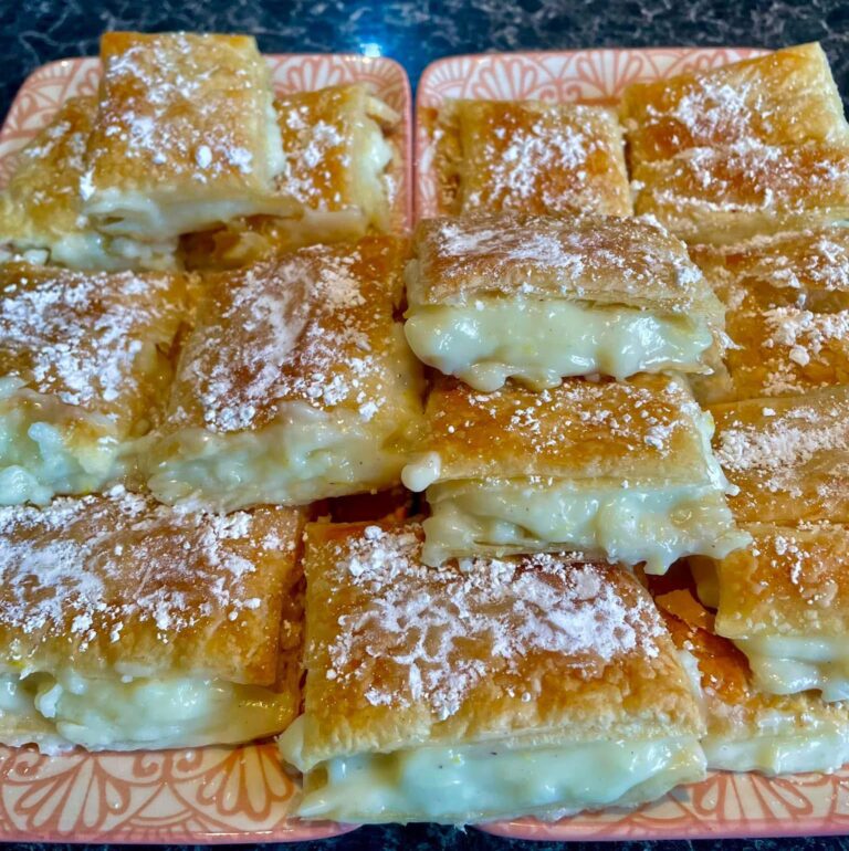 Обичаме сладкишите, а със следобедното кафе тези кифлички с крем са просто перфектни