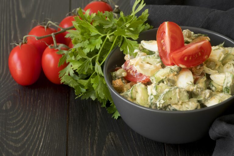 Любимата празнична салата с грах, картофи и майонеза