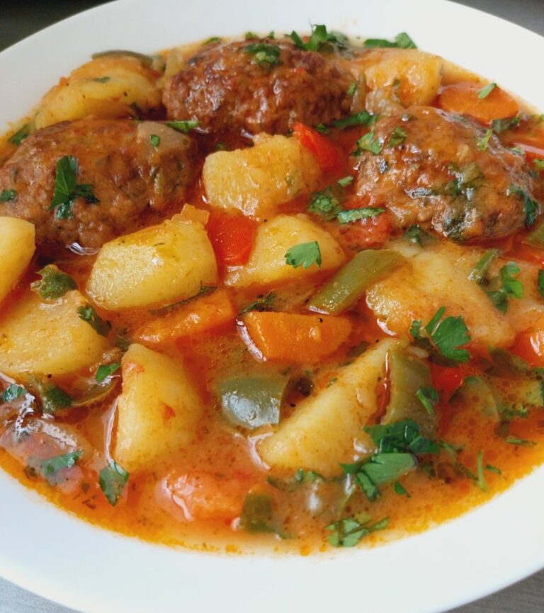 Рецепта за кюфтета с ароматен сос и картофи