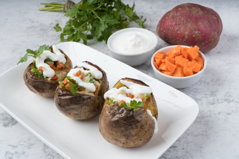 Рецепта за пълнени картофи с кайма в сметана