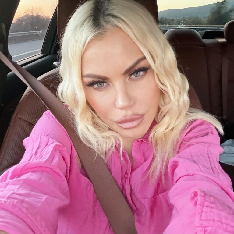 Честито на певицата Камелия