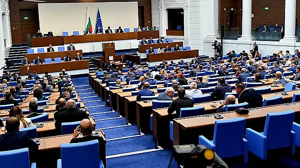 Парламентът обсъжда важни промени, свързани с пенсиите и възнагражденията