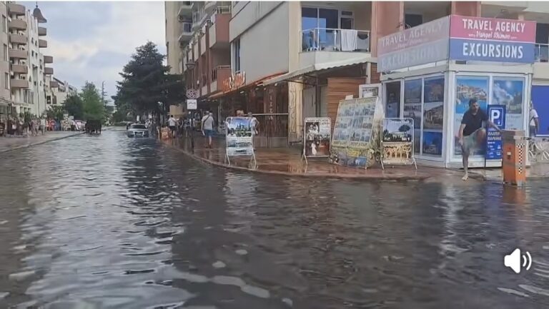 Извънредно! Силен дъжд затрудни движението в този град