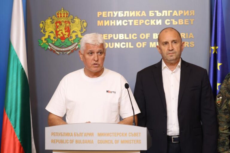 Министърът на отбраната привлече вниманието по време на извънреден брифинг