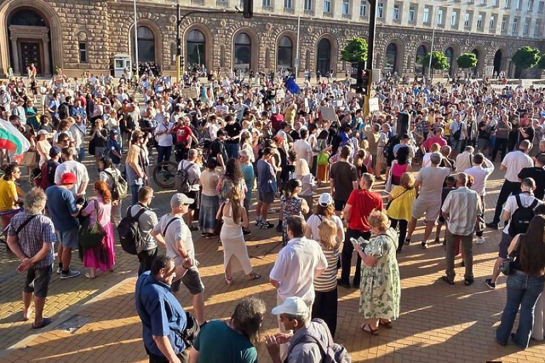 Извънредно от протеста срещу Румен Радев